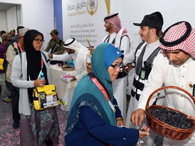 بالفيديو..هكذا استقبلت السعودية أولى قوافل الحجاج